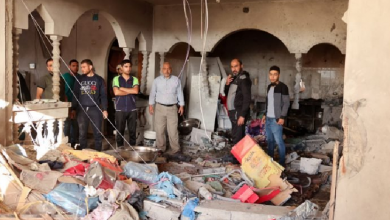 استشهاد فلسطيني من ”ذوي الاحتياجات الخاصة” وعائلته .. وشاب آخر يحمي قطته من العدوان الإسرائيلي