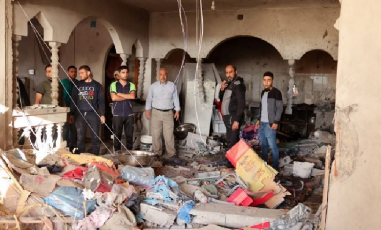 استشهاد فلسطيني من ”ذوي الاحتياجات الخاصة” وعائلته .. وشاب آخر يحمي قطته من العدوان الإسرائيلي