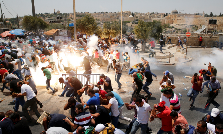 مواجهات عنيفة في المسجد الأقصى عقب اقتحامه من قوات الاحتلال.. واستشهاد 21 فلسطينيا في قطاع غزة