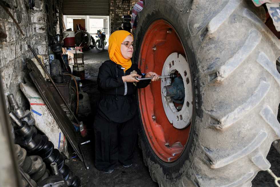 أمل زناتى أول سيدة من قصار القامة  تصلح جرارات