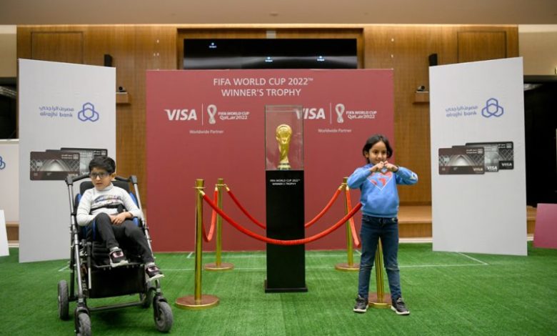 صور تذكارية للأطفال ذوي الإعاقة مع كأس العالم بالسعودية