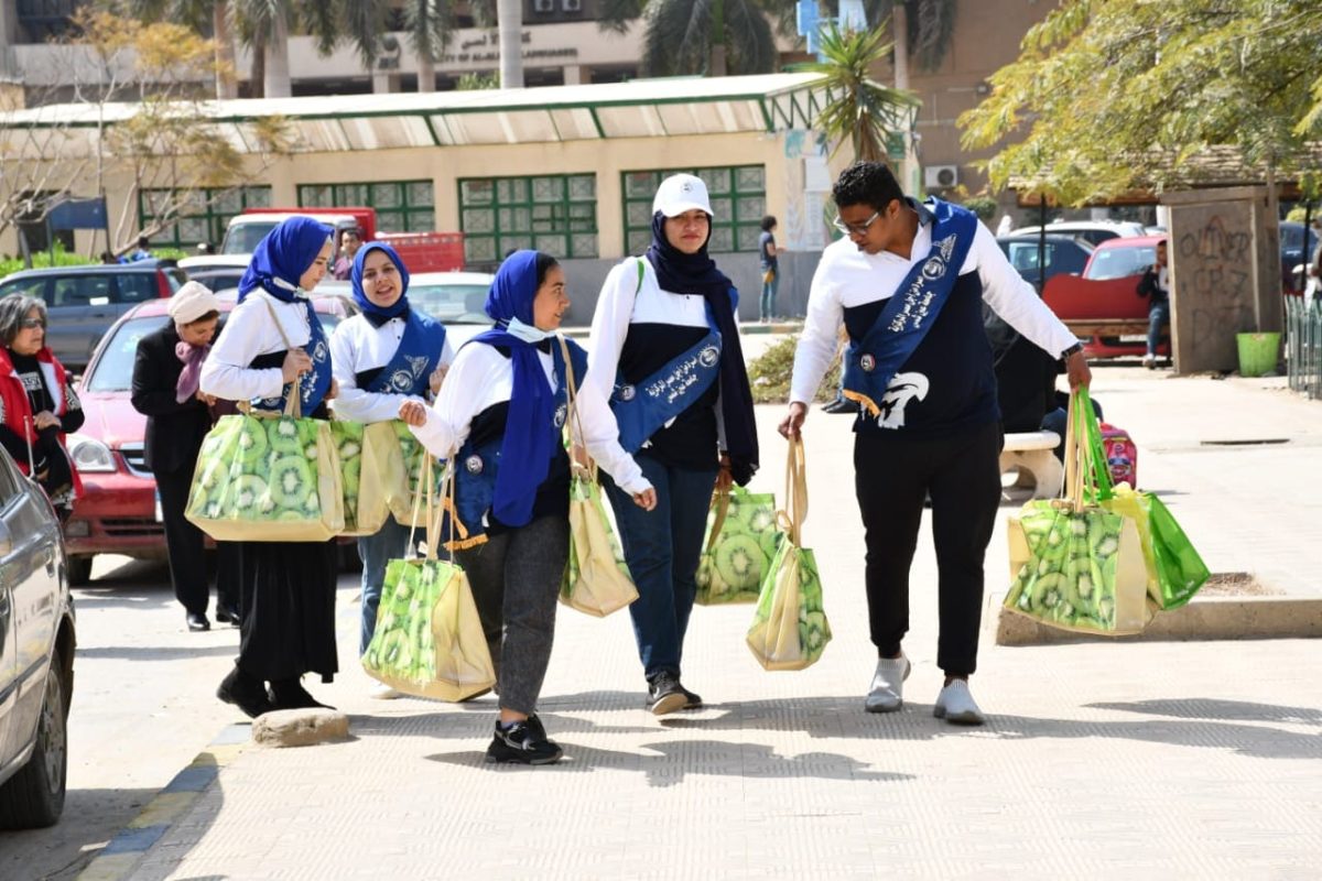 شنط غذائية لأسرالأطفال ذوي الاحتياجات الخاصة بجامعة عين شمس  