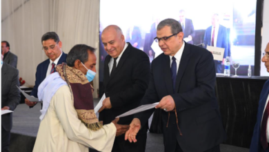 القوى العاملة يسلم وثائق التأمين وعقود العمل للمستحقين من ذوي الهمم بقنا