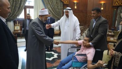 شيخ الأزهر يستقبل شابًا من ذوي الاحتياجات الخاصة ويستجيب لطلباته