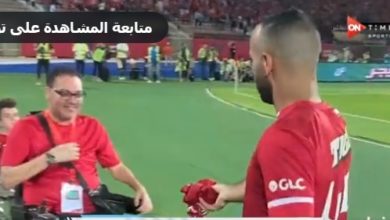 نجم النادي الأهلي يهدي مشجعًا من ذوي الهمم قمصيه «فيديو»