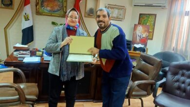 تكريم موظف من ذوي الاحتياجات الخاصة بعد إهانته من مديره