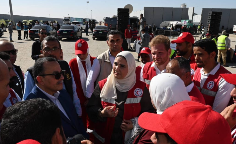 القباج تتابع المساعدات لأهالي غزة المقدمة من الهلال الأحمر المصري والدول الأخري