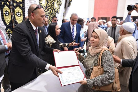 وزير العمل يُسلم عقود عمل لذوي الهمم وجوائز وشهادات لخريجي مراكز التدريب المهني