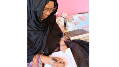 الحاجة فاطمة تحقق حلمها وتجتاز الامتحان.. وتستعد للحصول على شهادة "محو الأمية"