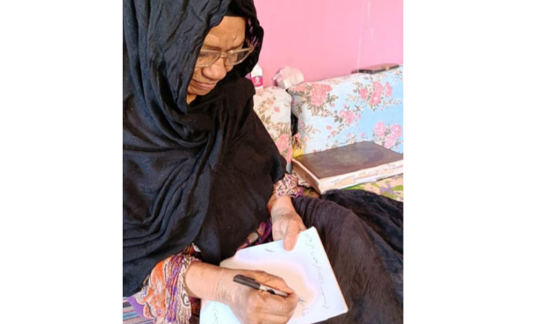 الحاجة فاطمة تحقق حلمها وتجتاز الامتحان.. وتستعد للحصول على شهادة "محو الأمية"